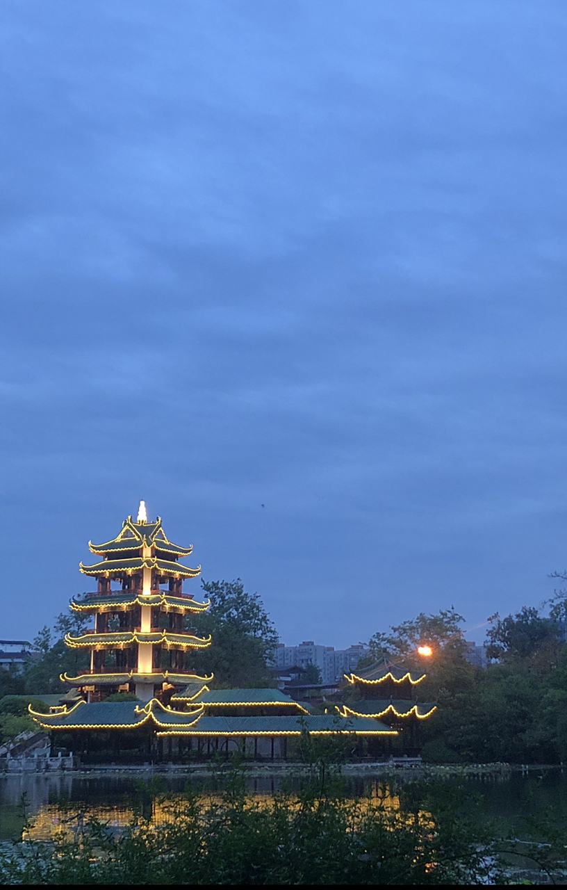 傍晚,你有去公园散步的习惯么?这是桂湖公园的夜景