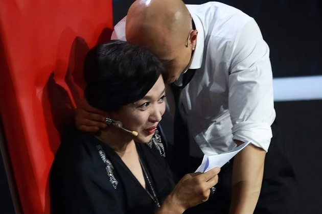 回顾48岁主持人乐嘉现状:在美国住别墅,开豪车,过着奢华生活!