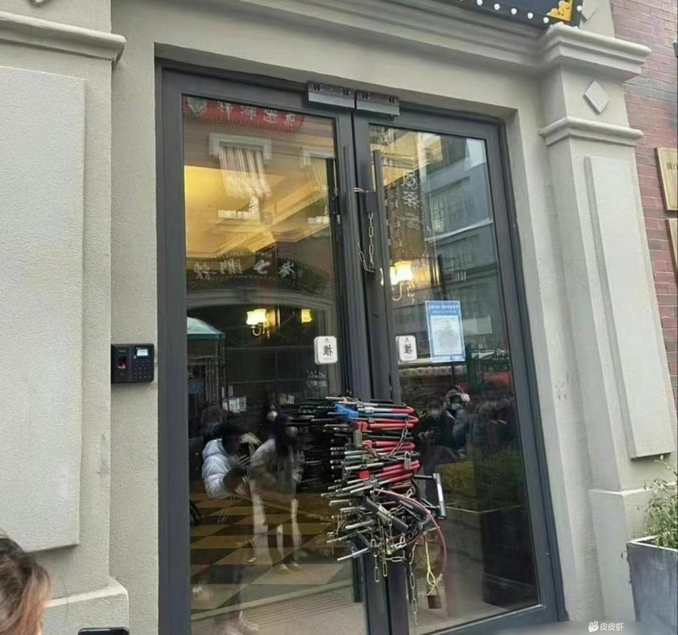 工厂门上了这么多锁,等上班开到几点啊!