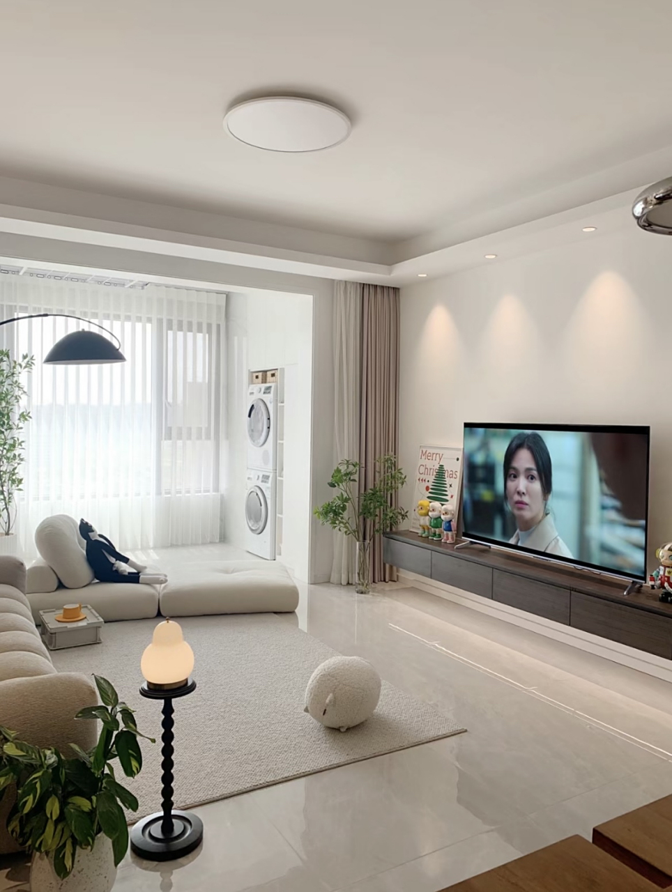 没有复杂电视机背景墙,一个幕布足够简单的大白墙,通透明亮全屋纯白