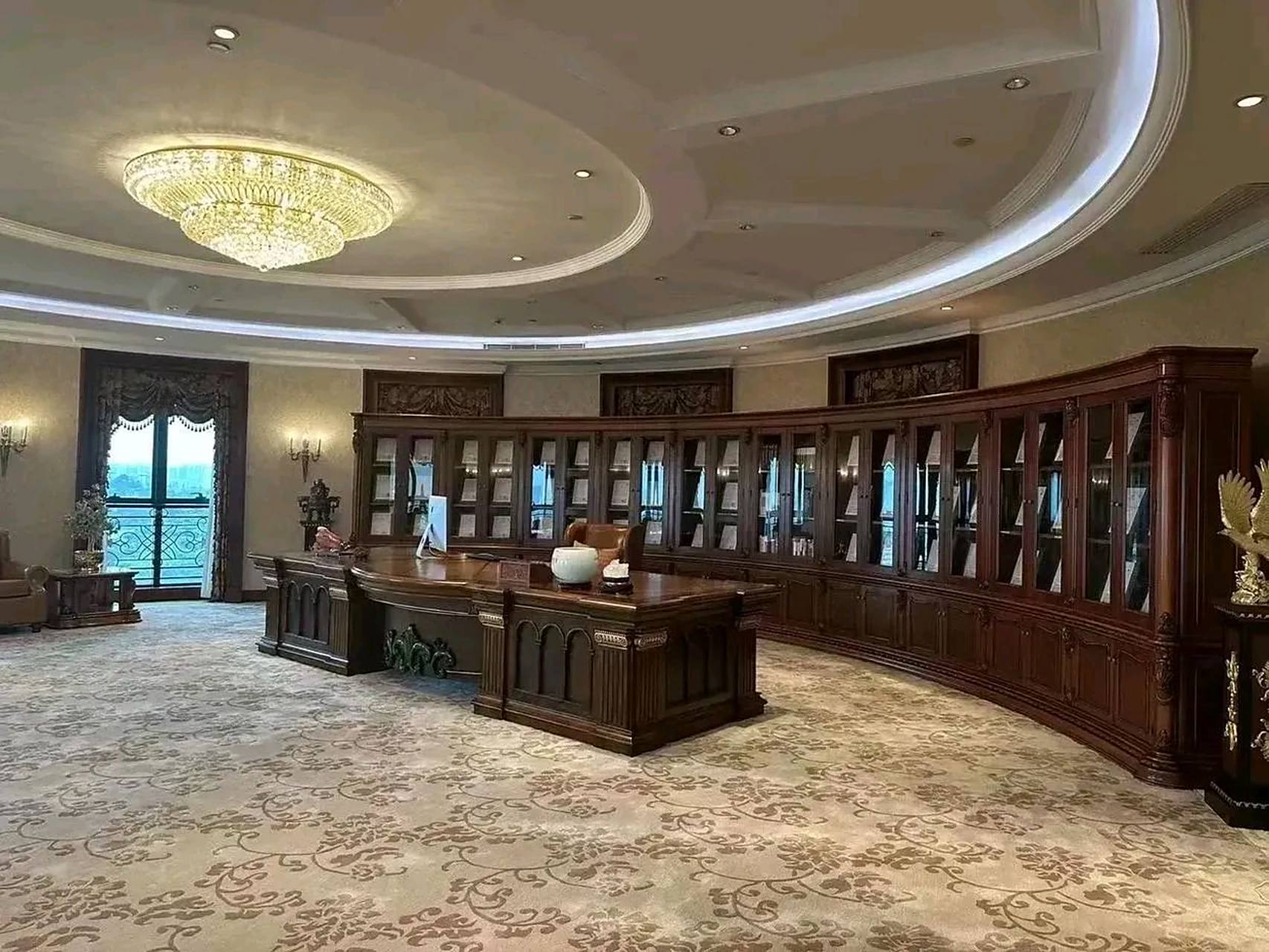 思考着更多的责任和使命  许家印作为恒大集团的总裁,他的办公室确实