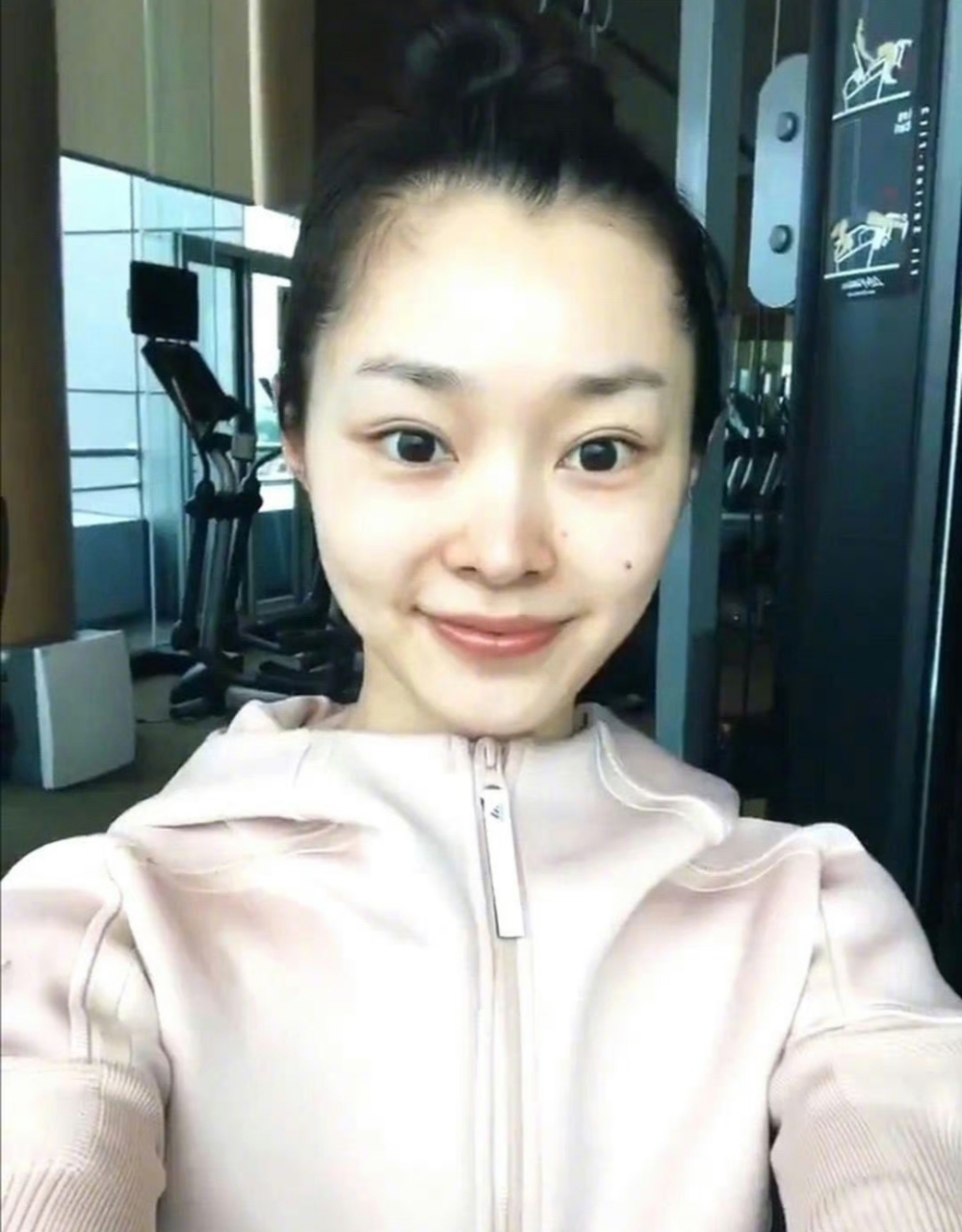 女明星宋轶素颜怼脸拍,皮肤白眼睛大,好清爽自然的气质啊!