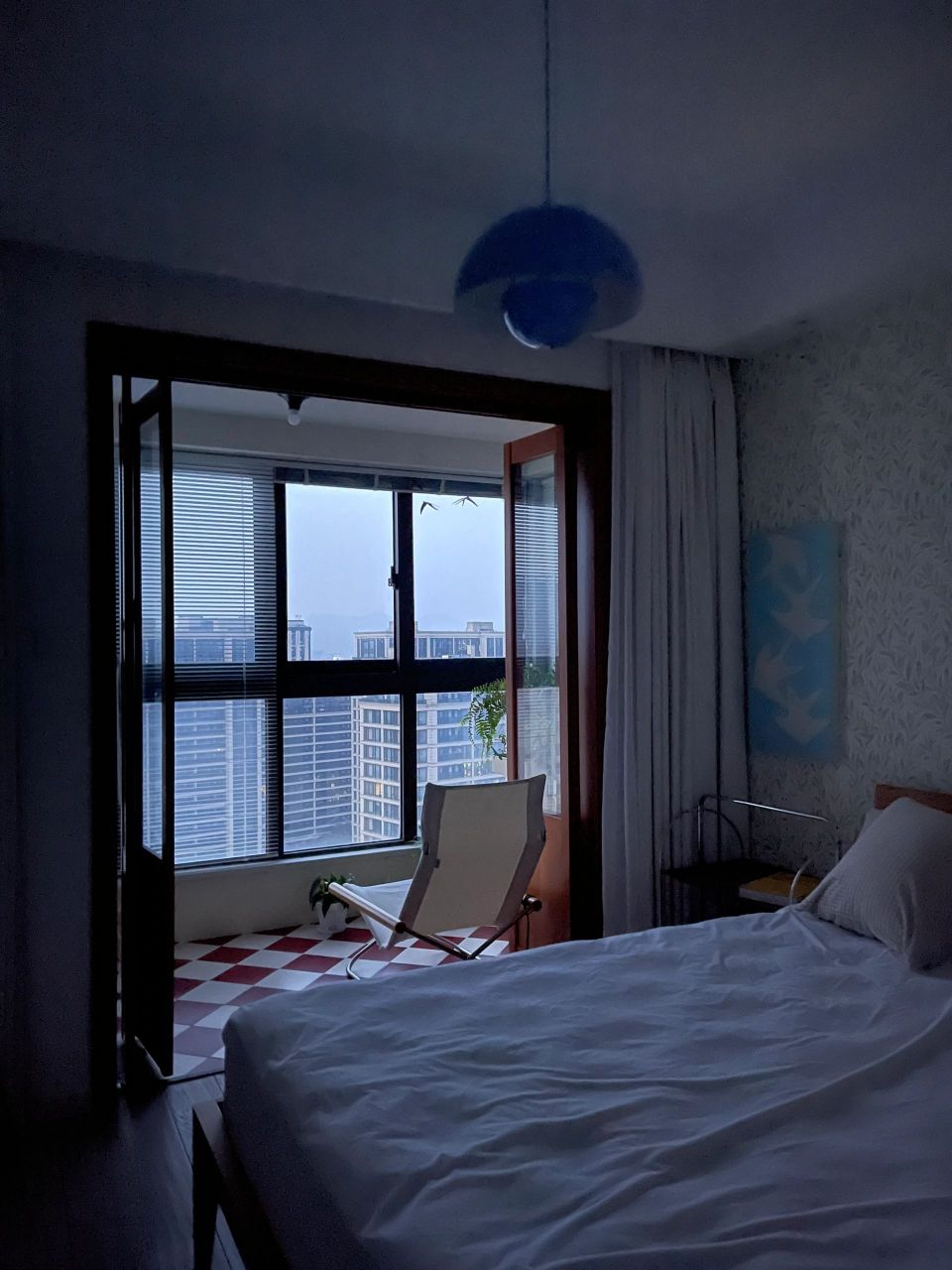 室内安逸宁静,窗外灯火闪亮,再过一会儿,就可以躺在阳台的摇椅上
