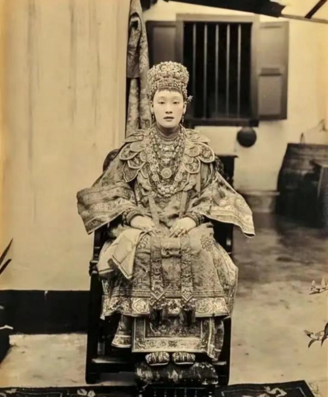 二十世纪三十年代,穿着盛装的新加坡新娘,受我国古代文化的影响,新娘