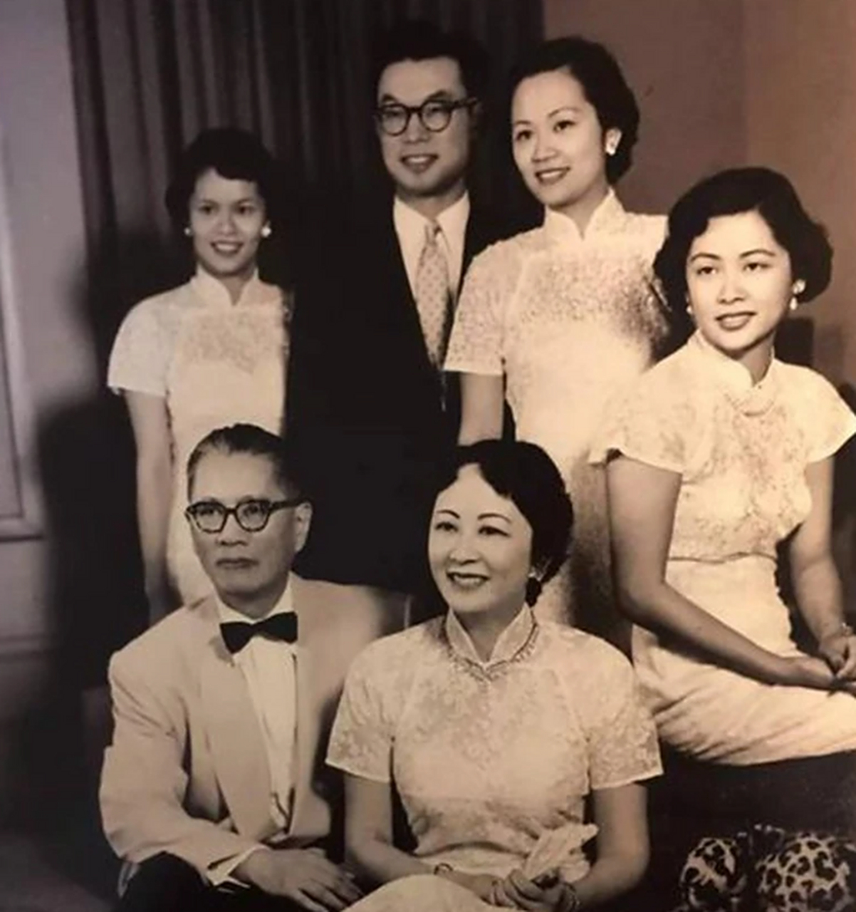 宋子文与张乐怡的一张老照片,照片中的宋子文戴着眼镜,西装革履,看