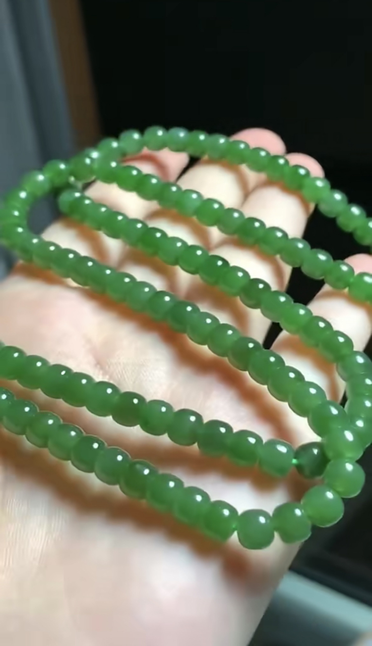 和田玉# #点击头像看直播# 和田碧玉阳绿老型珠项链,材料细腻干净