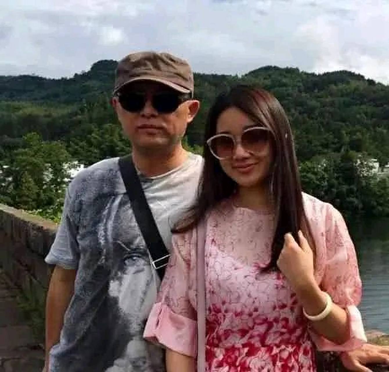 一天夜里,孟非醒来发现妻子李雪正在偷偷翻他手机,于是假装睡着,第二