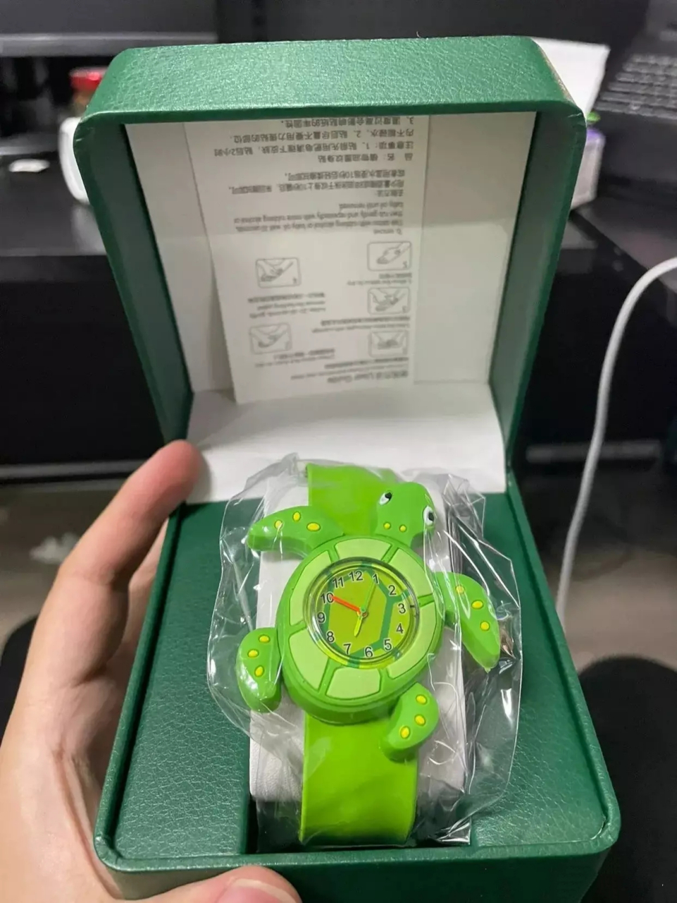 网友:实力不允许我低调啊,22岁,劳力士绿水龟,全款[得意]