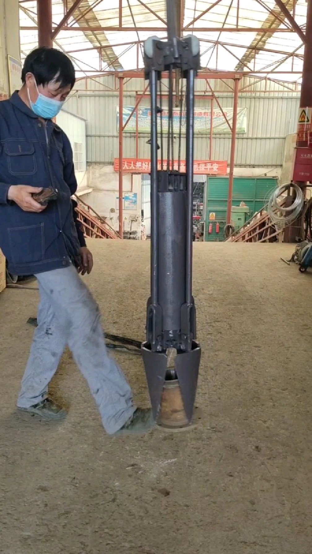 淘井冲抓锥打捞井内石头水泵等杂物