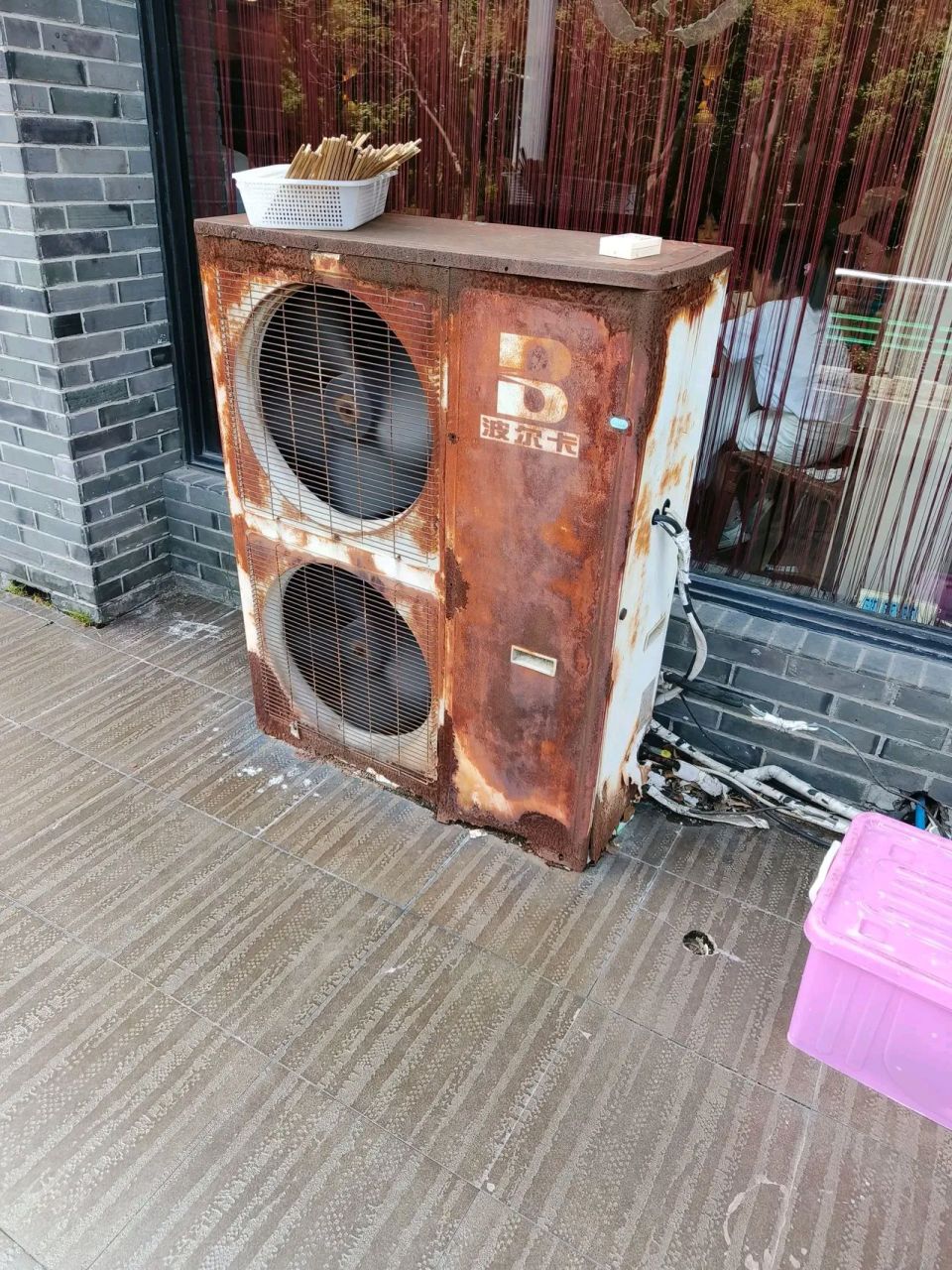 这空调质量真的不错,室外机都成这样了,照样能用,但是没听说这个牌子