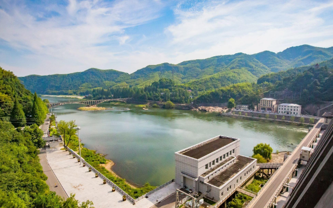 安徽六安佛子岭水库,有着亚洲最大的大坝之称,景色秀丽