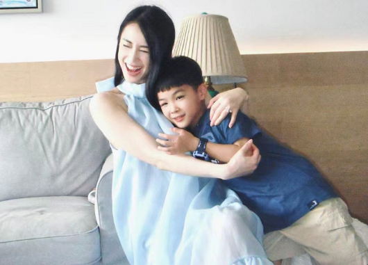 偏心?黄圣依晒母子照,搂抱安麟,孕肚明显,安迪却不被允许出镜