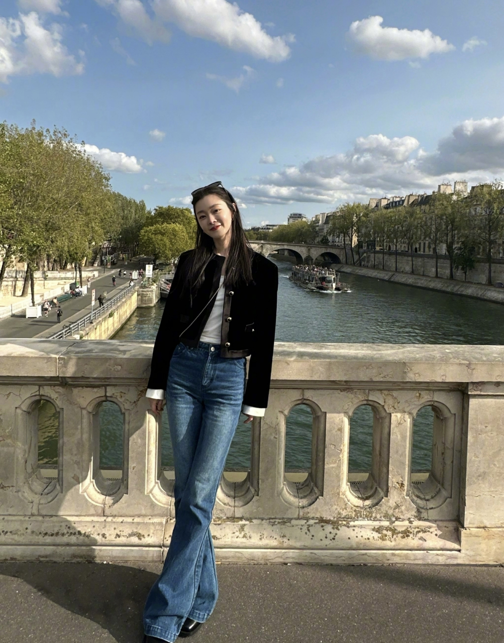 宋轶气质绝了# 宋轶黑色小香风外套77牛仔裤,人和衣服好适合呀