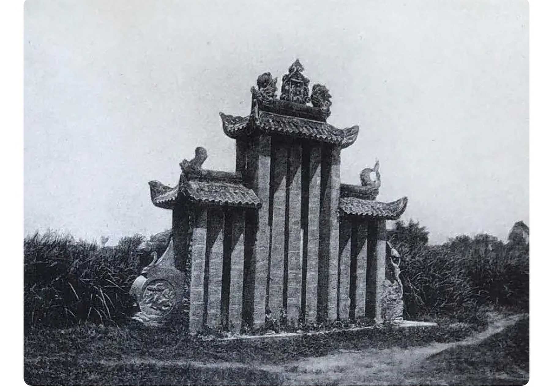 1905年位于新都县路边的一处石碑建筑.