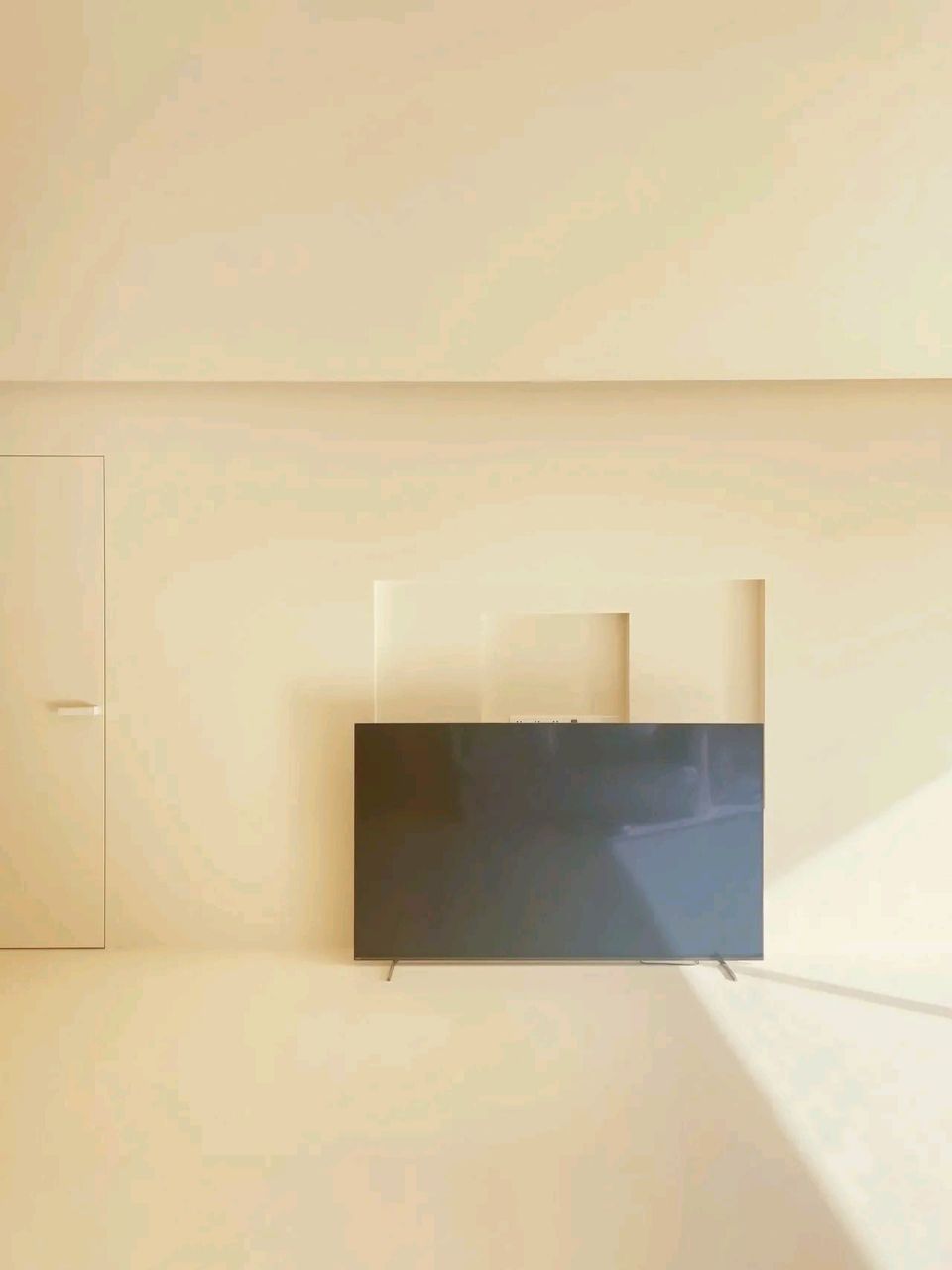 原有基础墙上挖了个洞,将电视支架隐藏在里面,将电视卧在里面,让电视