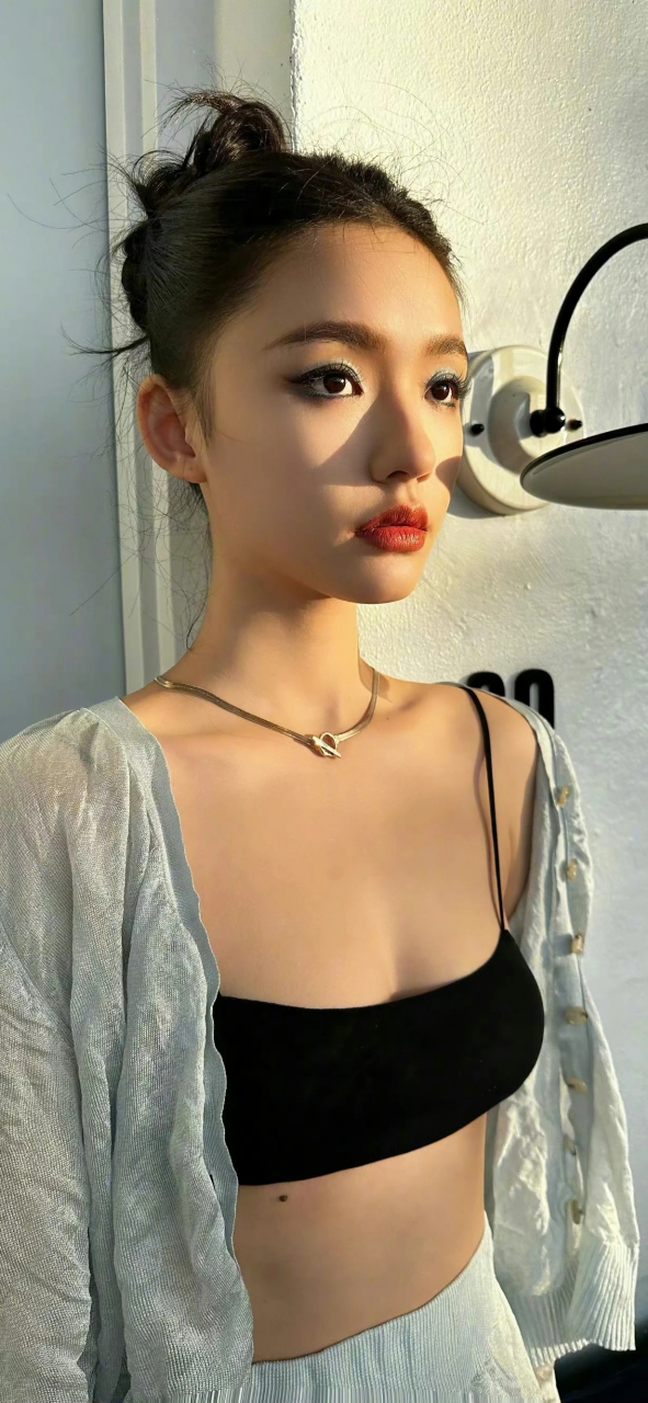 林允的抹胸一向都很小