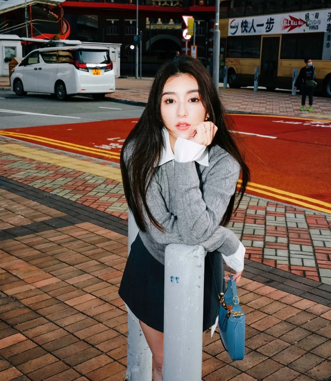 天王嫂方媛在香港街头拍照,当了妈妈还是像网红,这些年气质没有改变.