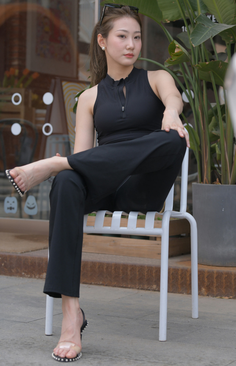 素人足模街拍照,模特小姐姐的肉脚搭配黑色一字带凉鞋显得气场十足.