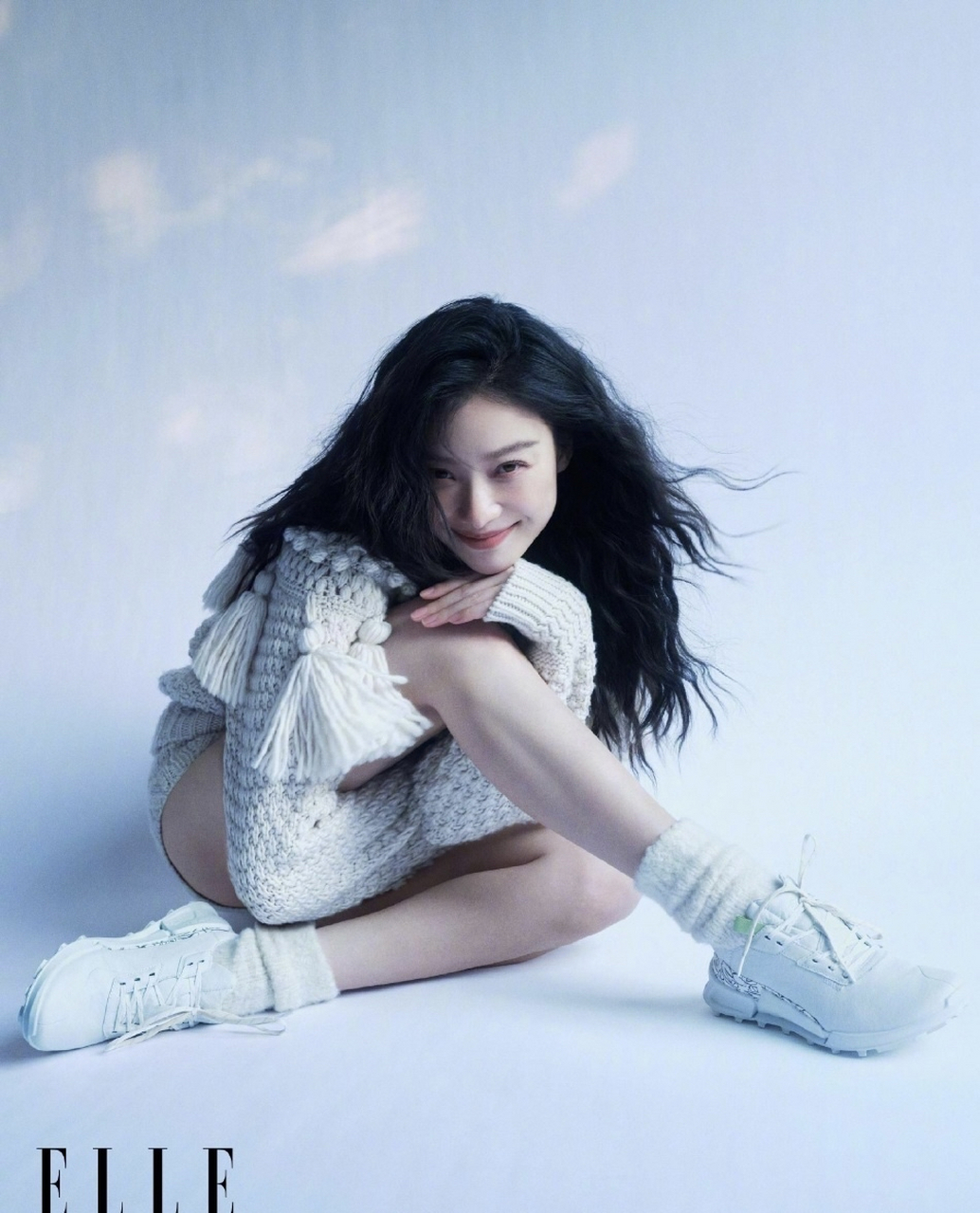 倪妮卷发造型封面杂志写真,氛围感拉满.