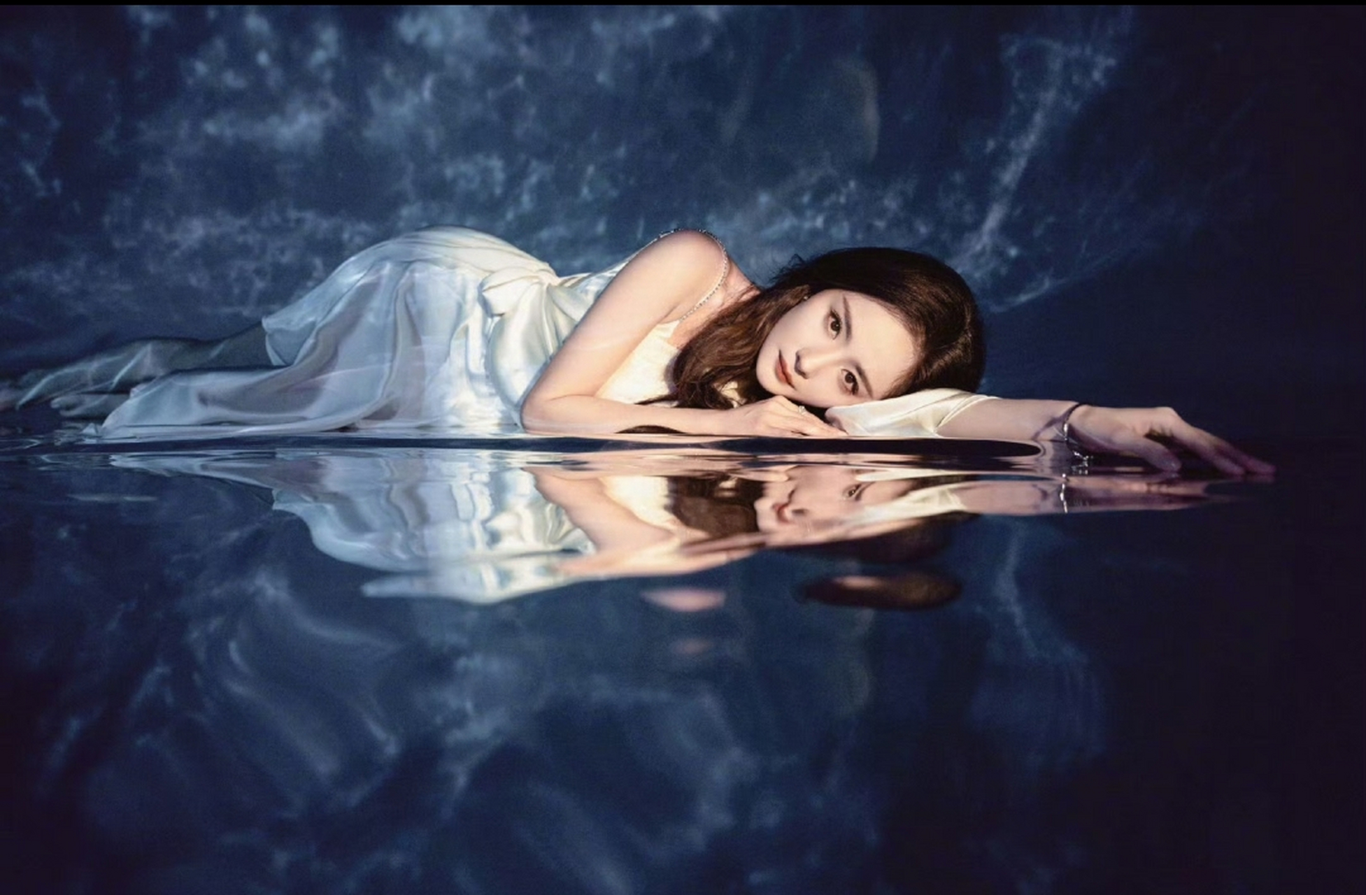 杨幂水波纹大片,杨幂昨日身着高定以雅诗兰黛全球代言人身份亮相直播