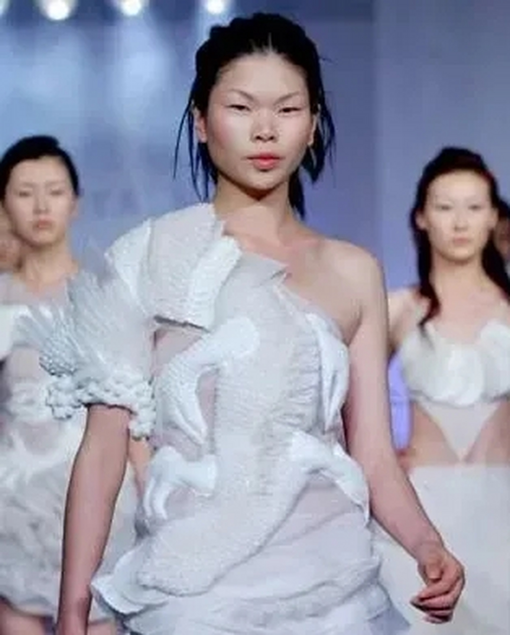 出名的一个超级模特,但是她的长相真的不能够代表中国的传统长相呀