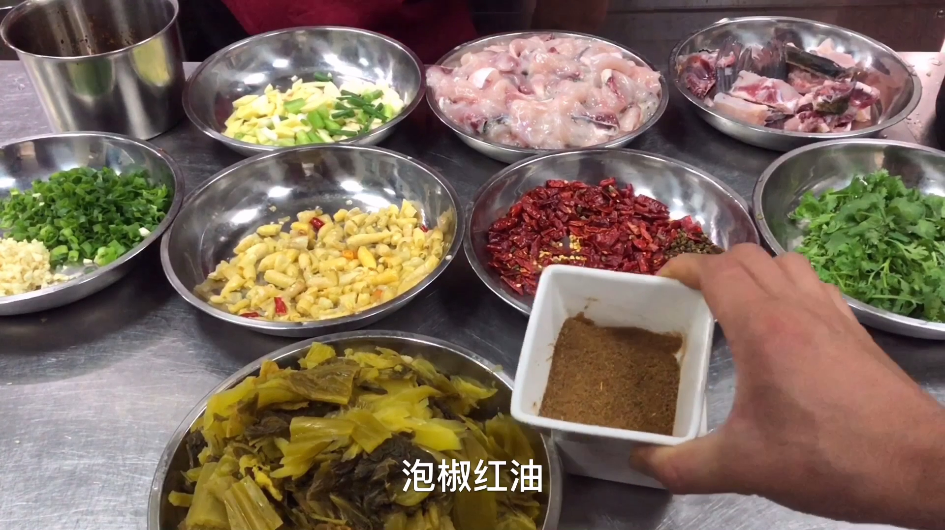 酒店今天工作餐吃“酸菜鱼”看大厨是怎么做的,真下饭