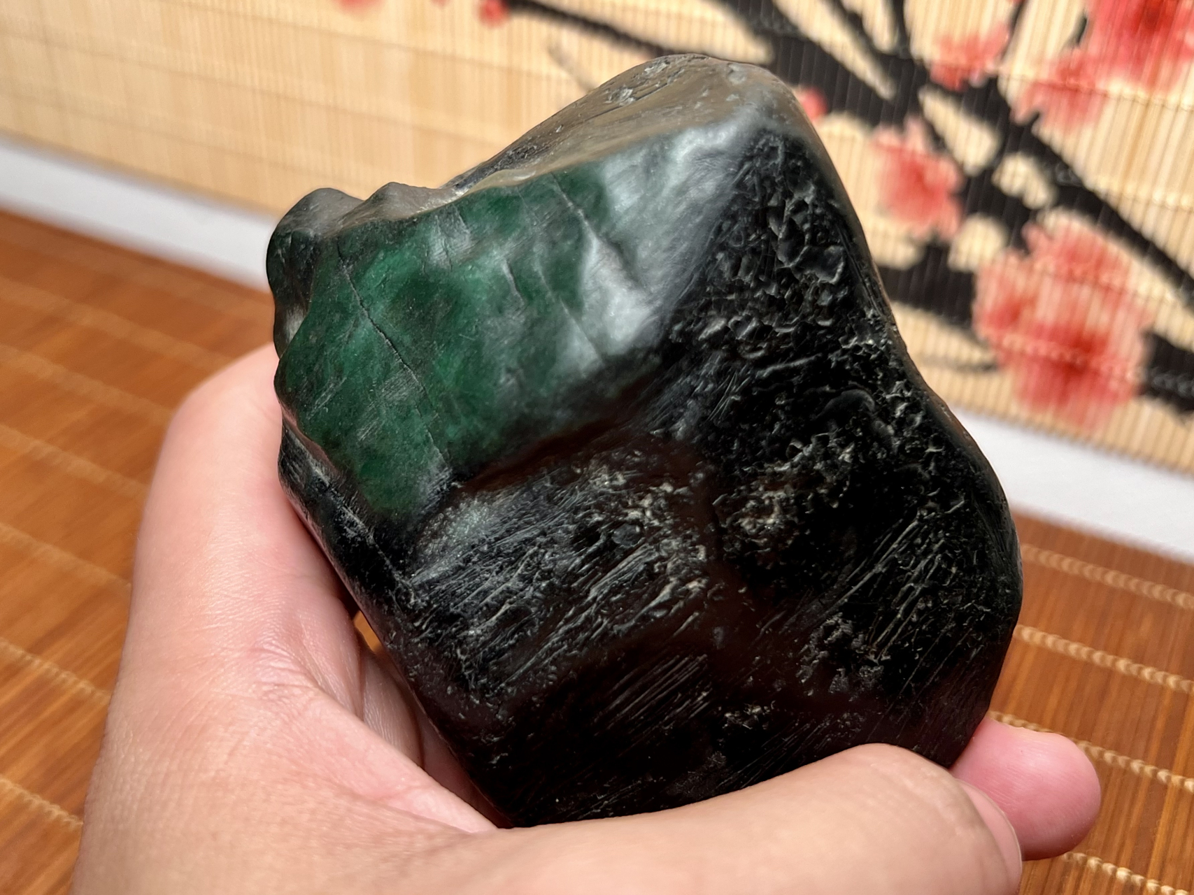 老帕敢翡翠原石,石型规整,棱角分明,表面的腊壳细腻坚硬,洗出来部分