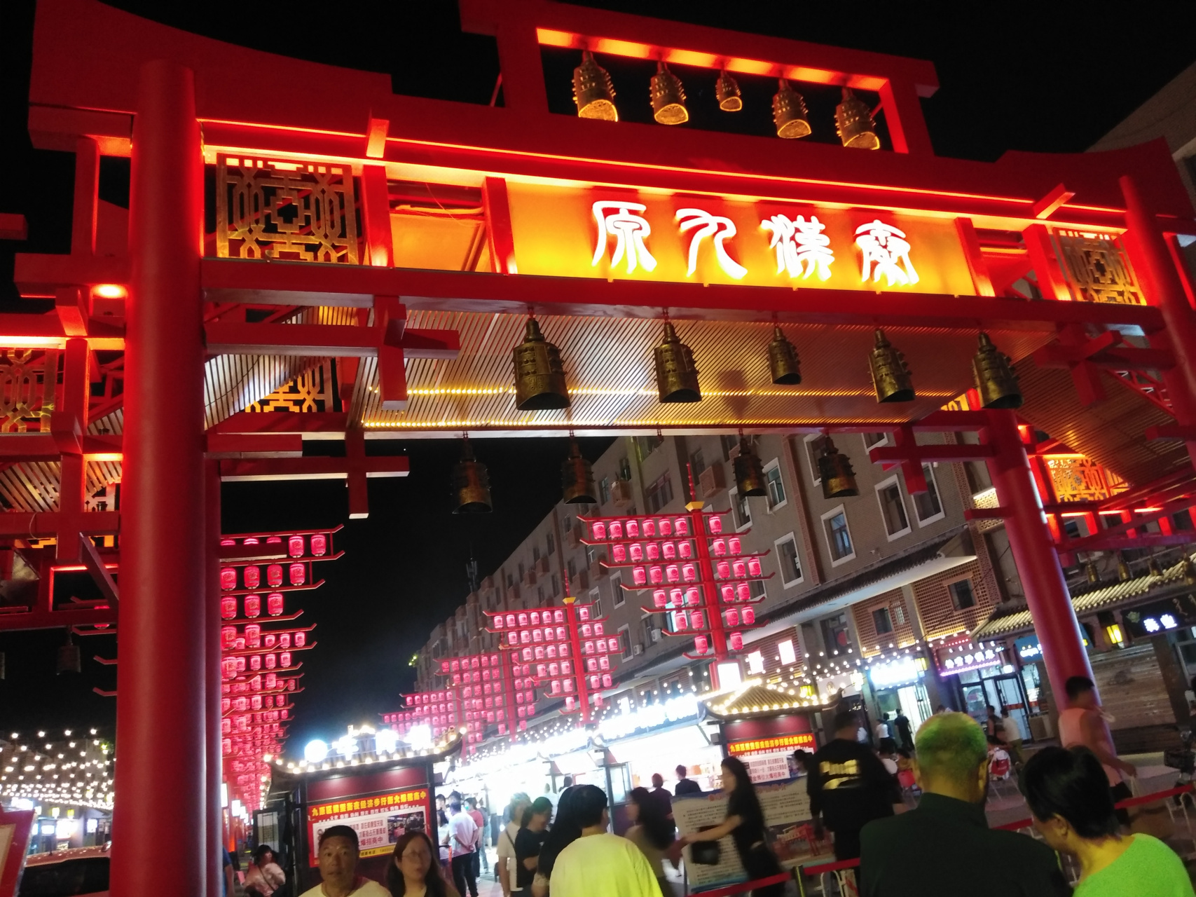 内蒙古包头市横竖一条街,还有个名叫秦汉九原,这个门楼整体宽度21.