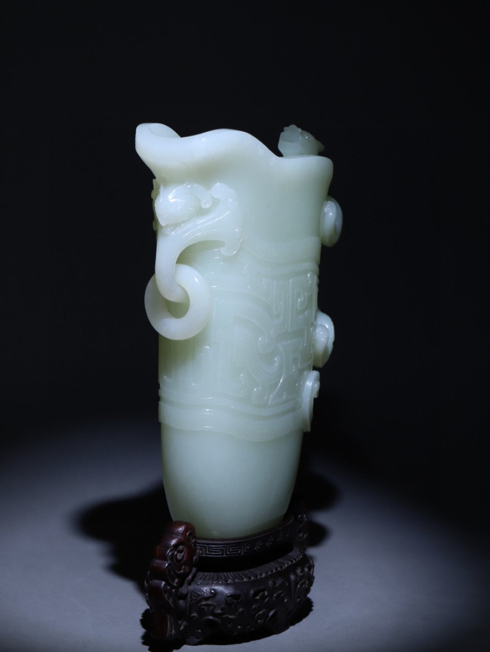 旧藏 和田玉龙爵杯 净高16.5厘米.宽11.7厘米.厚4.4厘米.重772克