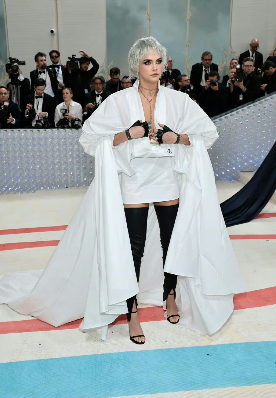 身穿的是由karl lagerfeld 个人品牌工作室打造的黑白配 卡尔·拉格斐
