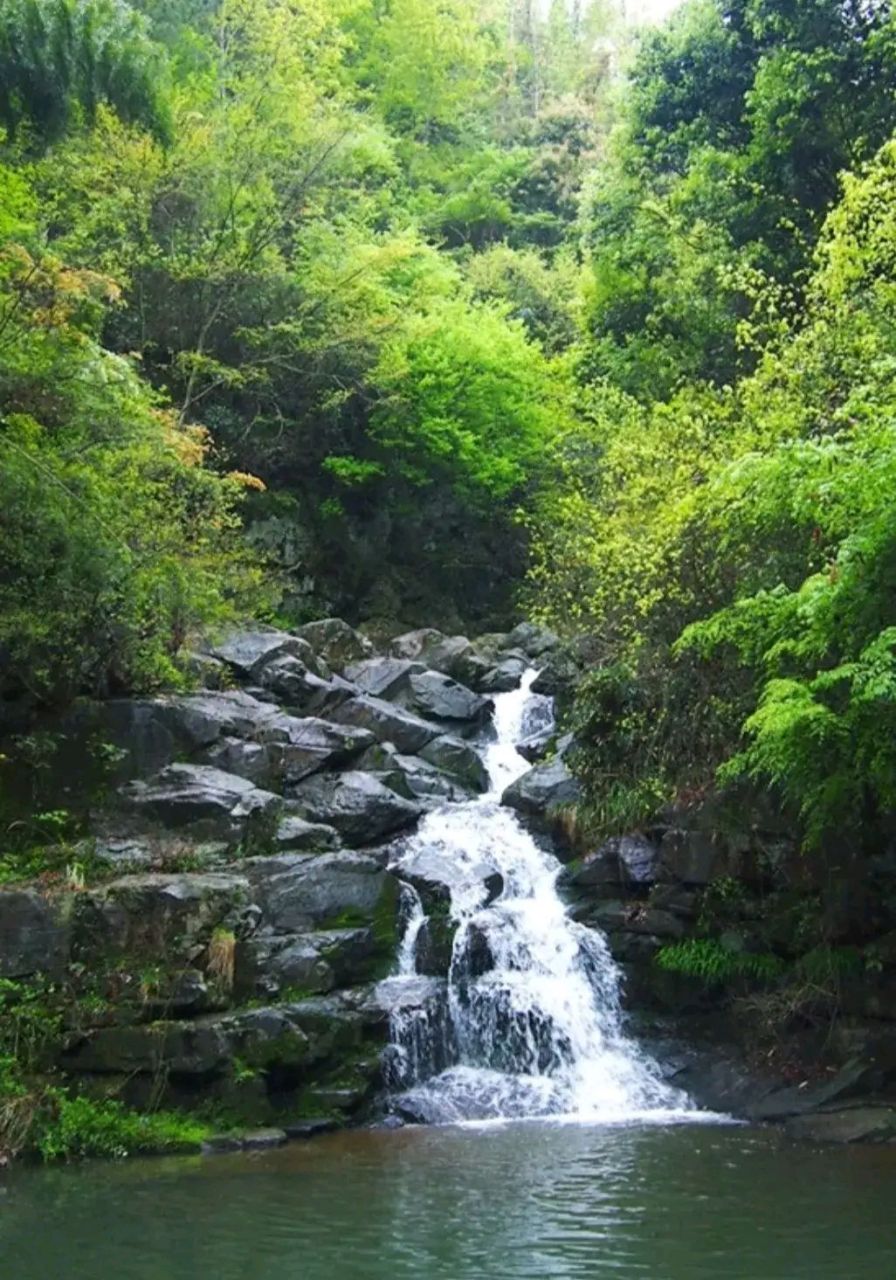 夏日里的婺源石径镇山溪村,碧波荡漾,青山如黛,水天一色,宛若一幅画卷