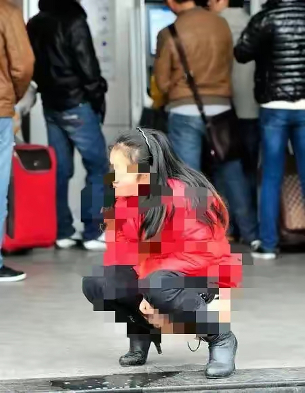 一位女子竟脱下裤子,在光天化日当街小便,网友称:要宽容对待!