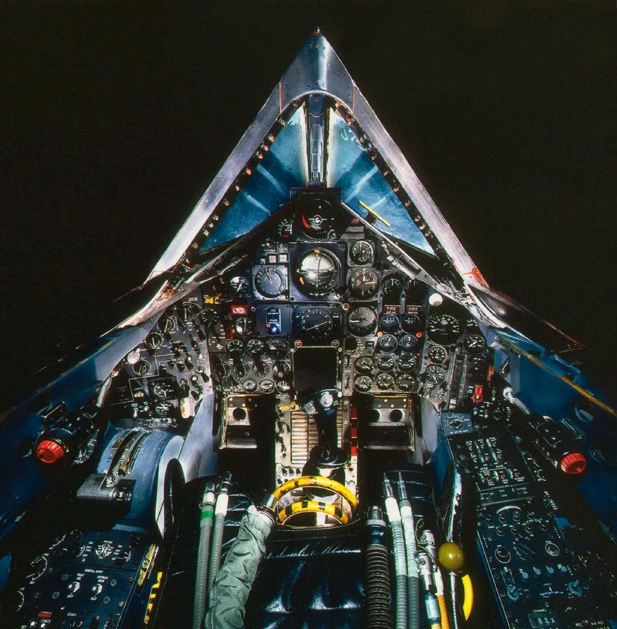 战机欣赏:sr-71"黑鸟"战略侦察机,目前仍然是世界上飞得最快的飞机.