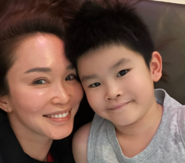 范文芳51在游艇身着泳装!她身材很好肌肤很白,腰间只有一条绳子