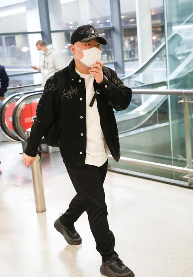 岳云鹏机场穿搭,一身黑色元素,呆萌又可爱