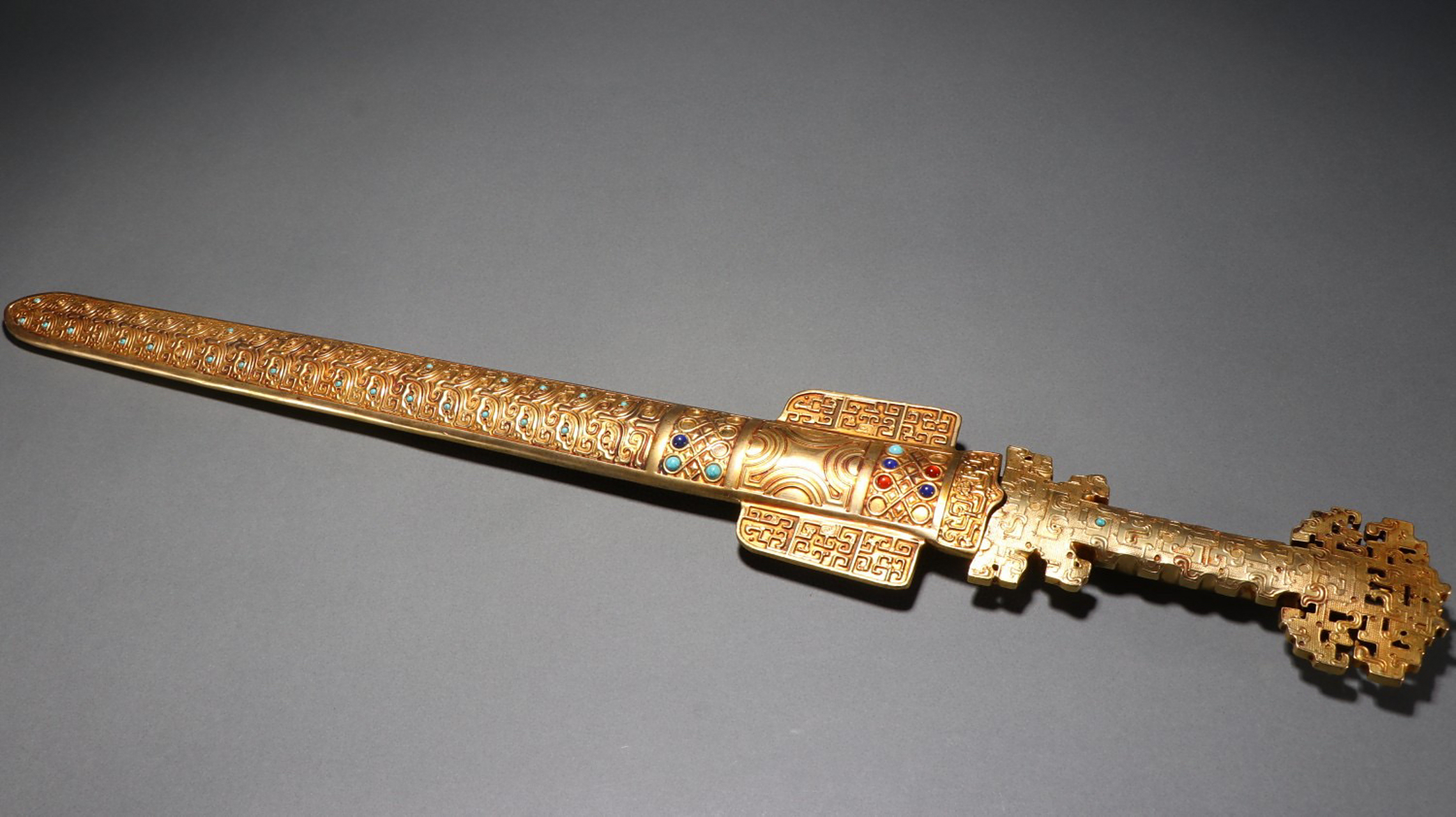 回流 铜错金银嵌宝石剑. 规格:长74.5㎝宽10.5㎝重2256g
