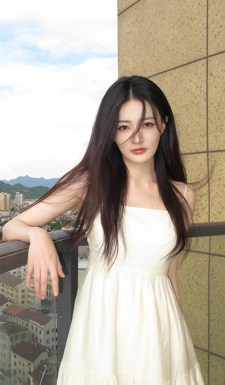 徐璐是真美,一袭吊带白裙,搭配长发,清纯俏丽,甜美可人!