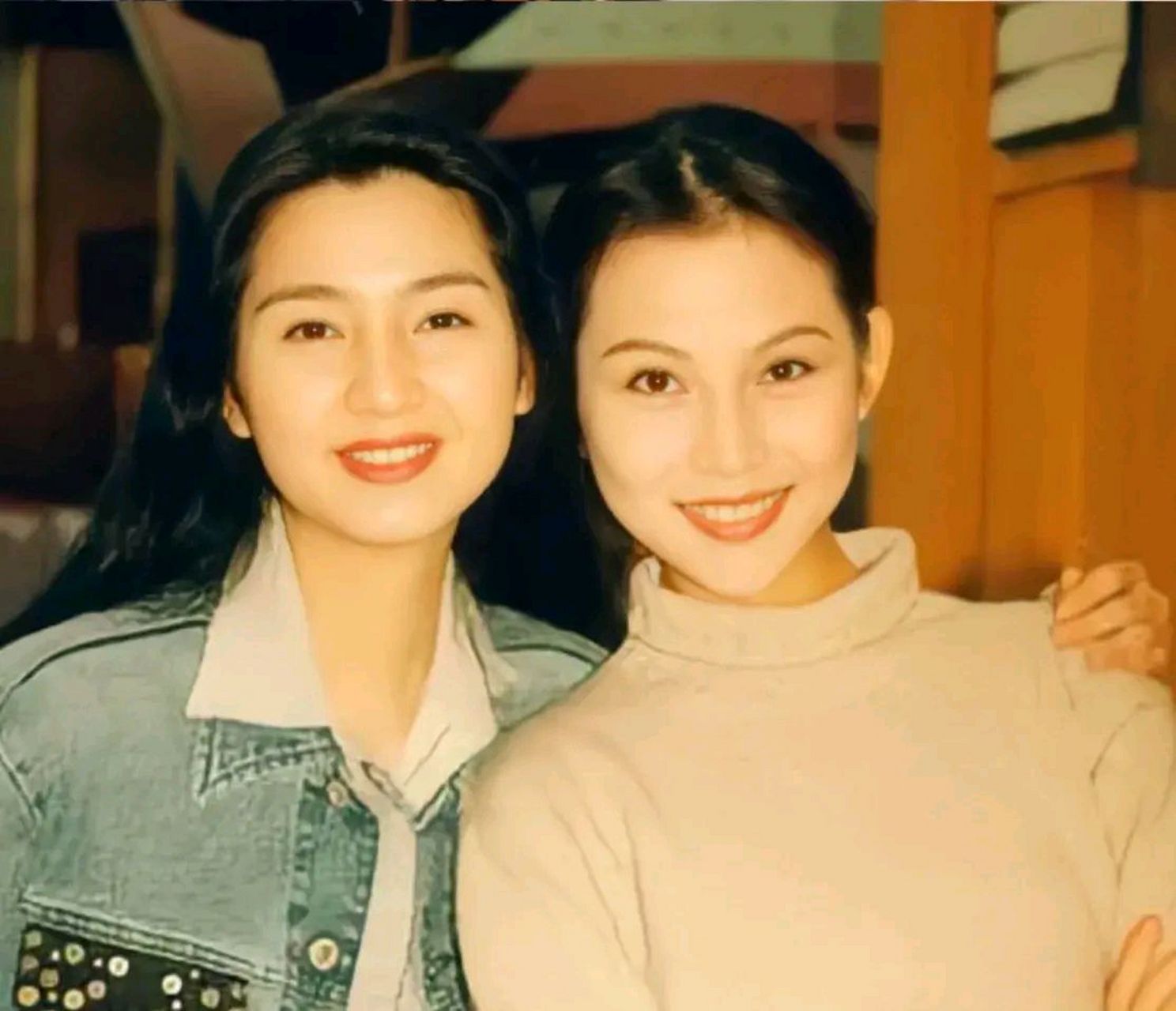 年轻时作为tvb两大当家花旦的蔡少芬和洪欣合影照片首次曝光(图1),是
