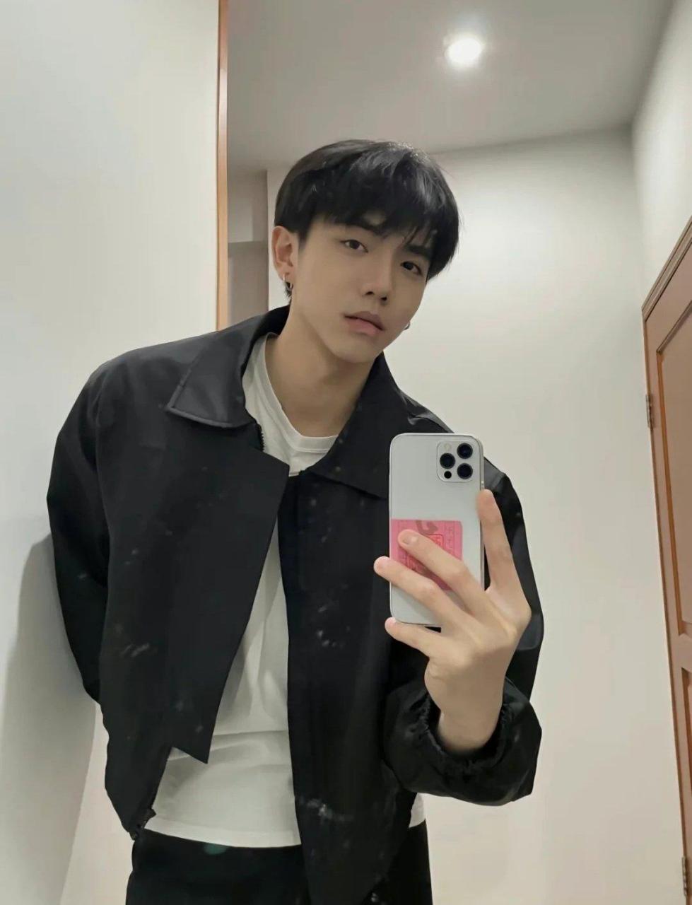 那些对镜自拍的帅哥,你喜欢哪个帅哥?赶快从中选一个吧!#帅哥