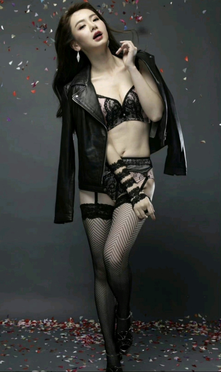 戚薇《男人装》美图