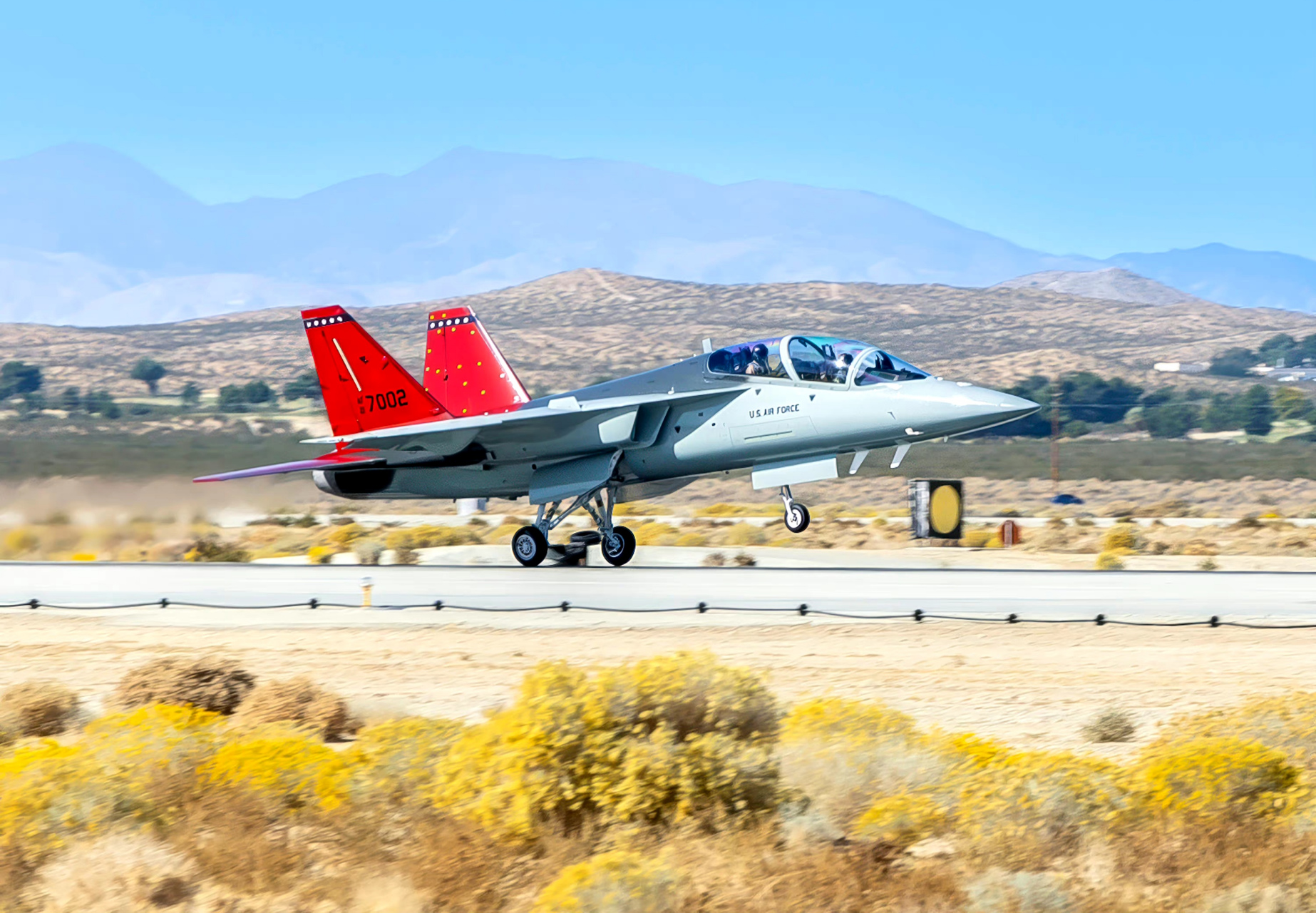 战机欣赏:美国空军爱德华兹基地的t-7a高级教练机,该机采用一台f414