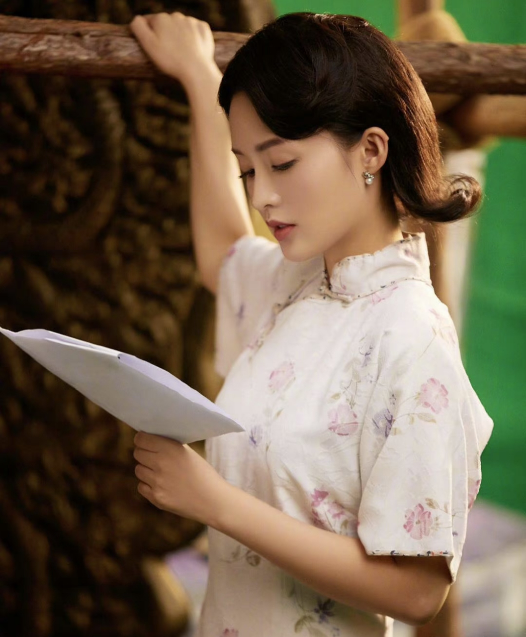 李沁旗袍造型优雅端庄,气质温婉.