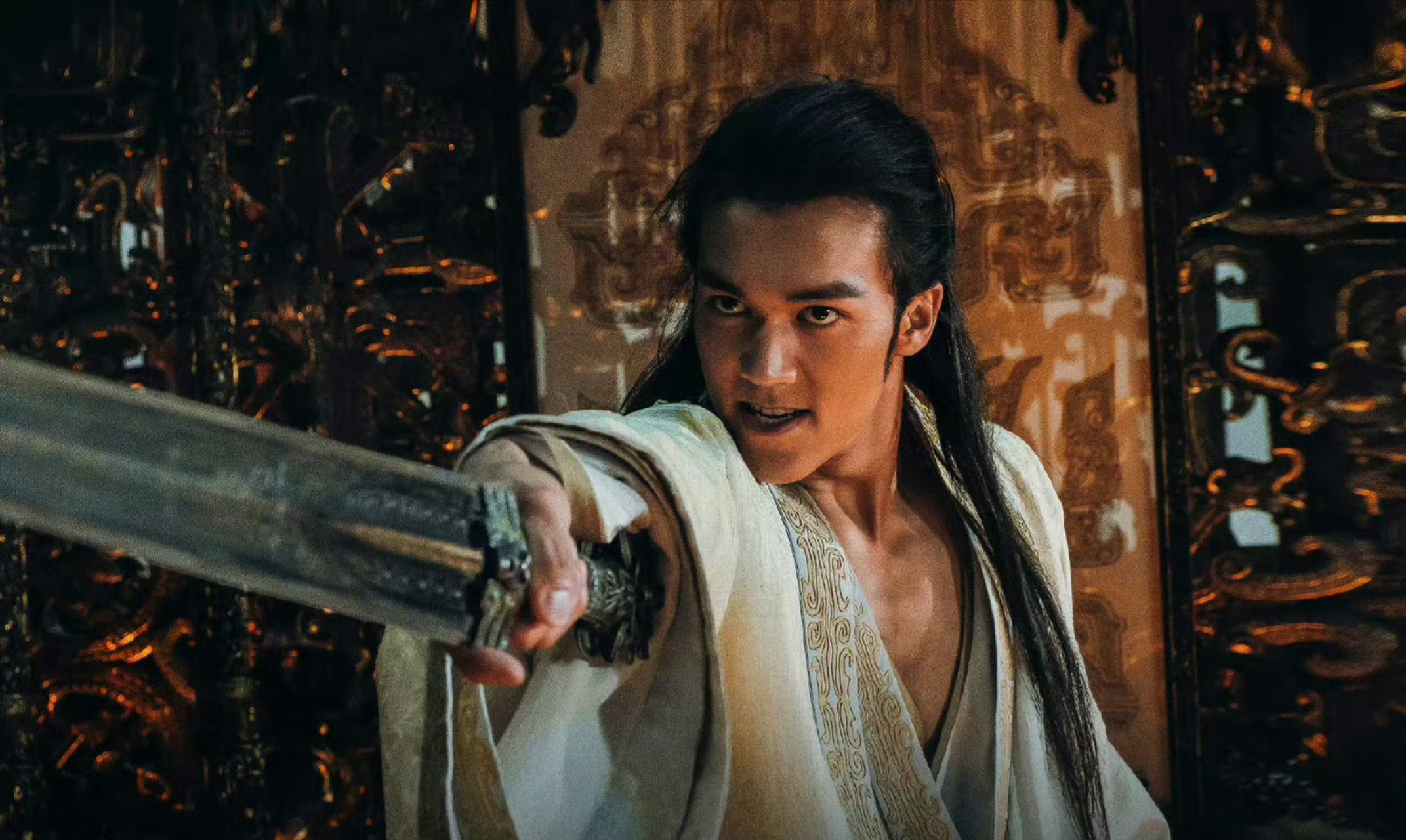 殷郊干嘛呀,要穿开衩睡衣前襟敞开去杀妲己,一口气上五楼,一手提剑