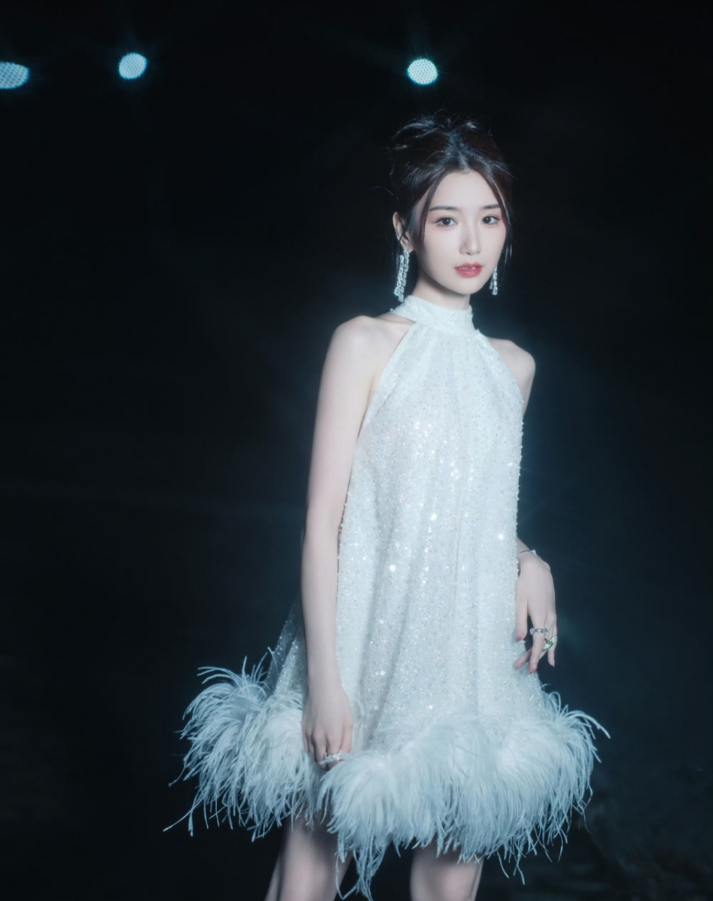 毛晓彤一袭白色羽毛裙,搭配简约盘发,优雅高贵,明艳动人,又美又仙!