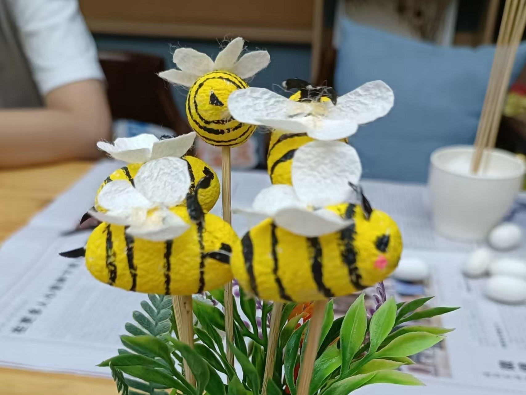 今天的作品,可爱的蚕茧小蜜蜂93,带孩子们出来做手工,孩子们非常