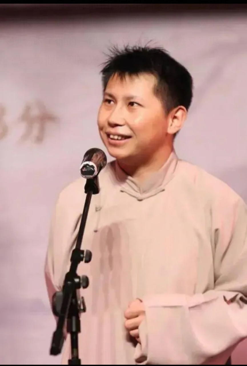 说实话,何云伟的相声水平确实挺高.过去听得很多,这几年听得少了些.