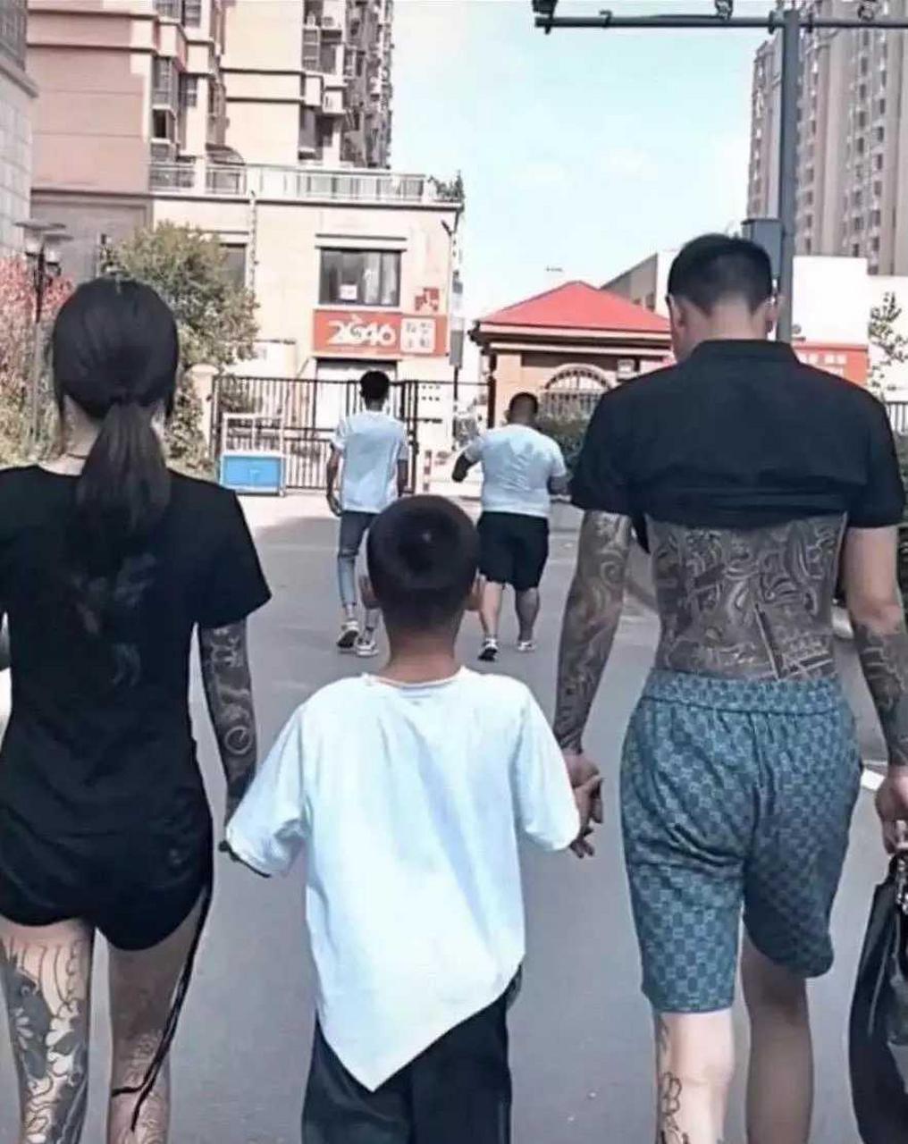 爸爸妈妈都是满身纹身的,生出来的小孩会自带纹身吗?