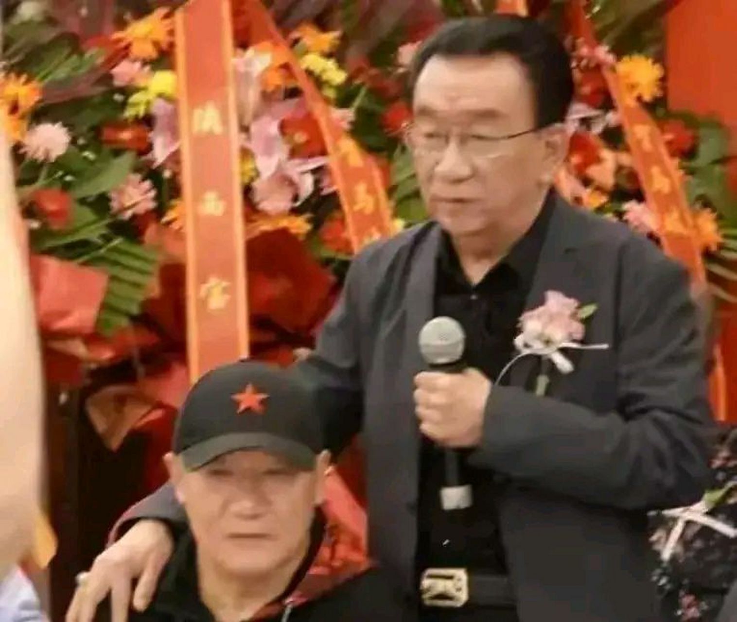 为什么歌手谢东比侯耀华和侯耀文兄弟俩还要像他们老爸侯宝林呢?