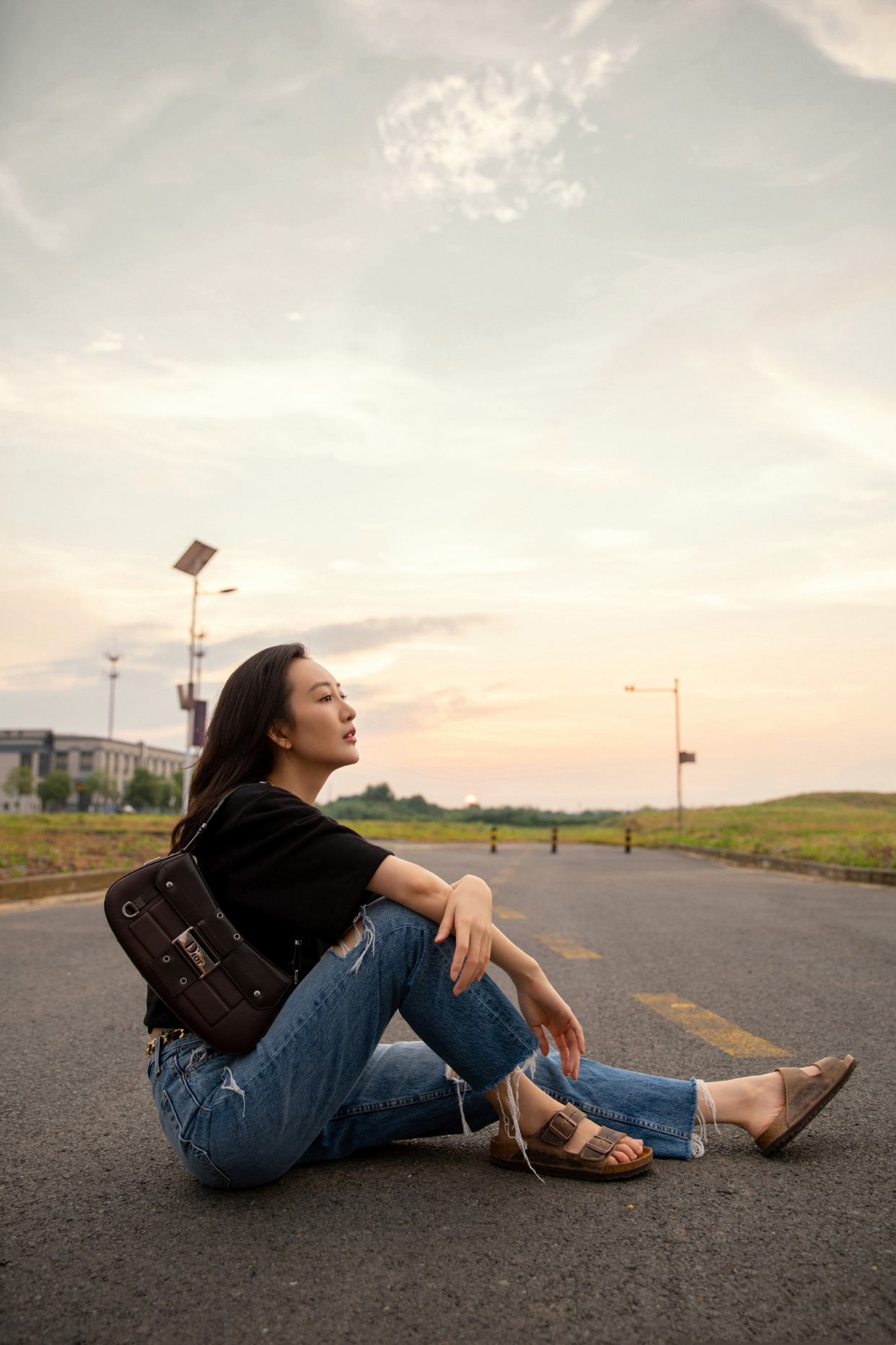 解锁王鸥"公路大片"拍照新姿势,基础款穿搭配上拖鞋也能成大片