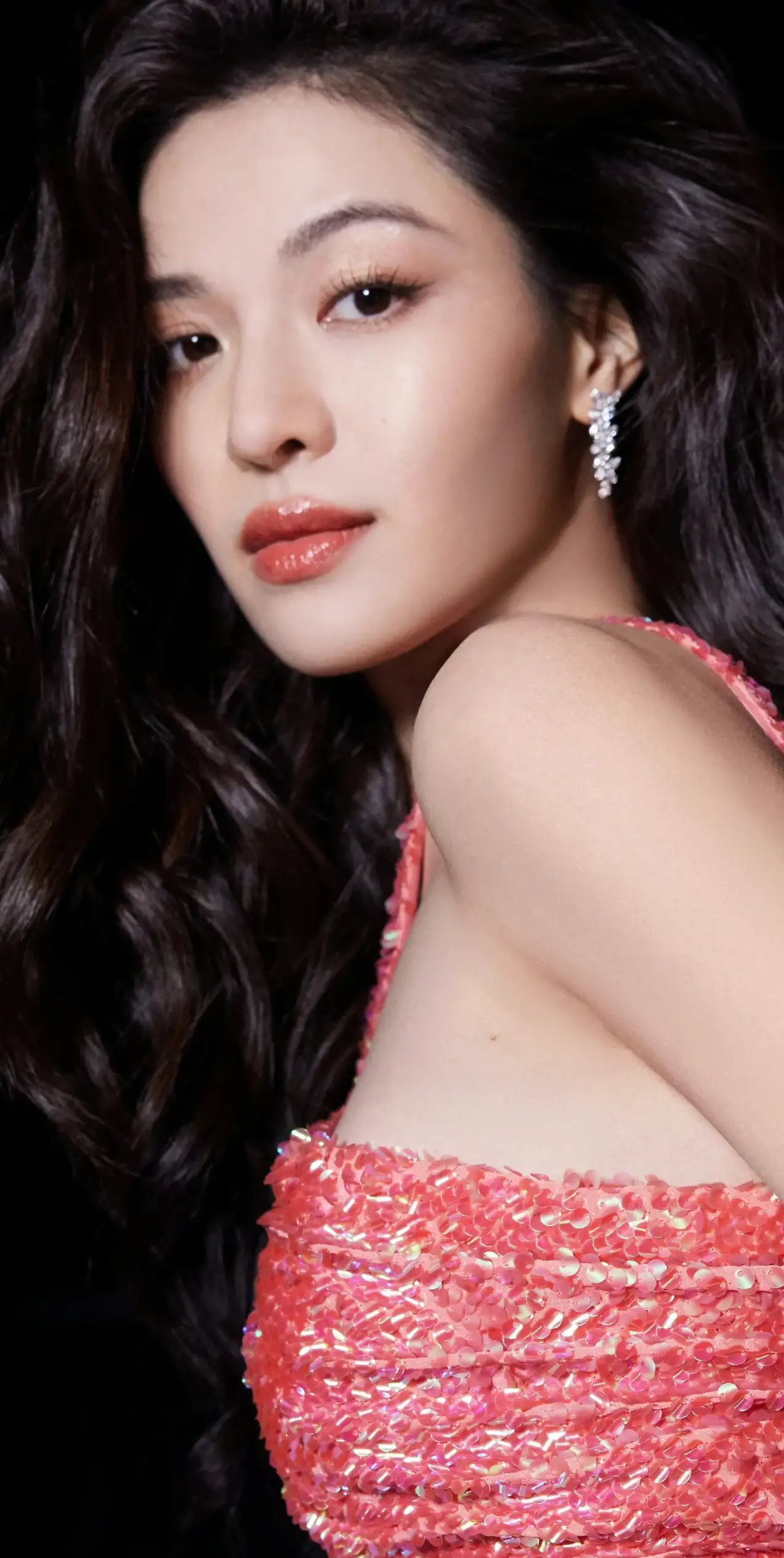 钟楚曦穿玫红色亮片镂空礼服显得妩媚动人